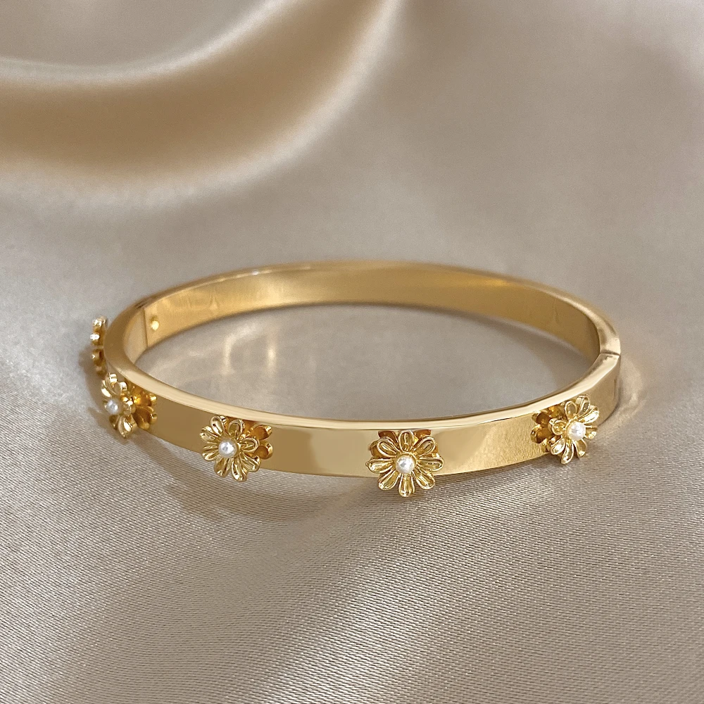 أساور أساور من الفولاذ المقاوم للصدأ مطلية بالذهب اللامع للنساء، سوار معصم عصري على شكل زهرة اللؤلؤ، مجوهرات مقاومة للماء