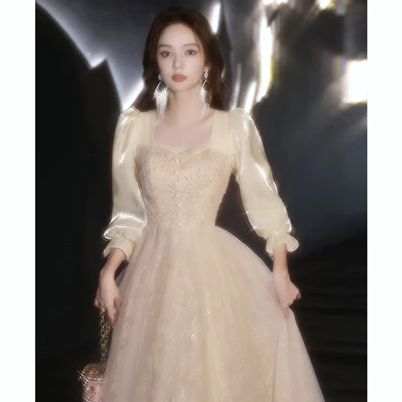 

Champagne-colored dress a high-end light luxury banquet with host's charm and fairy-like atmosphere Long