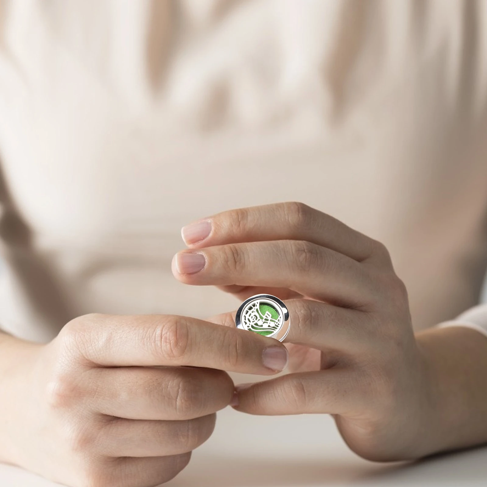 

Stainless Steel Hollow Finger Ring Oil Diffuser Mini Essential The Jewelry for Women Cordless Rings Diffusers Aromatherapy