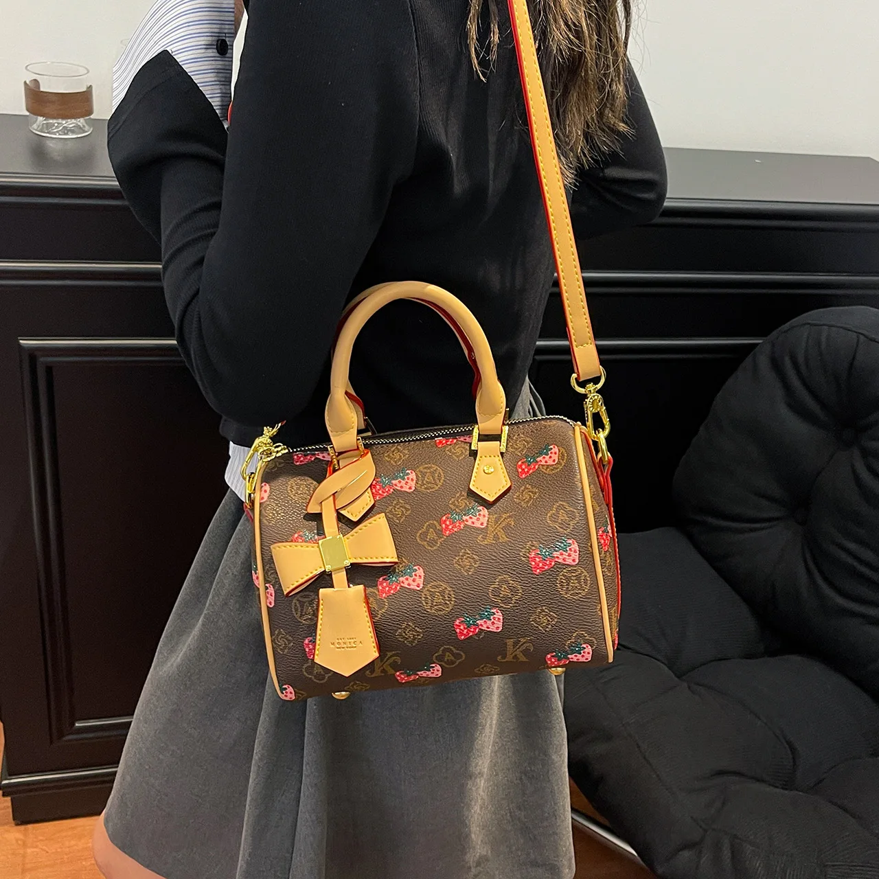 

Stberry Print Bowling Bag Single oulder Crossbody Bag Faionable Women's Handbag Sli Underarm Retro Bag for Youth