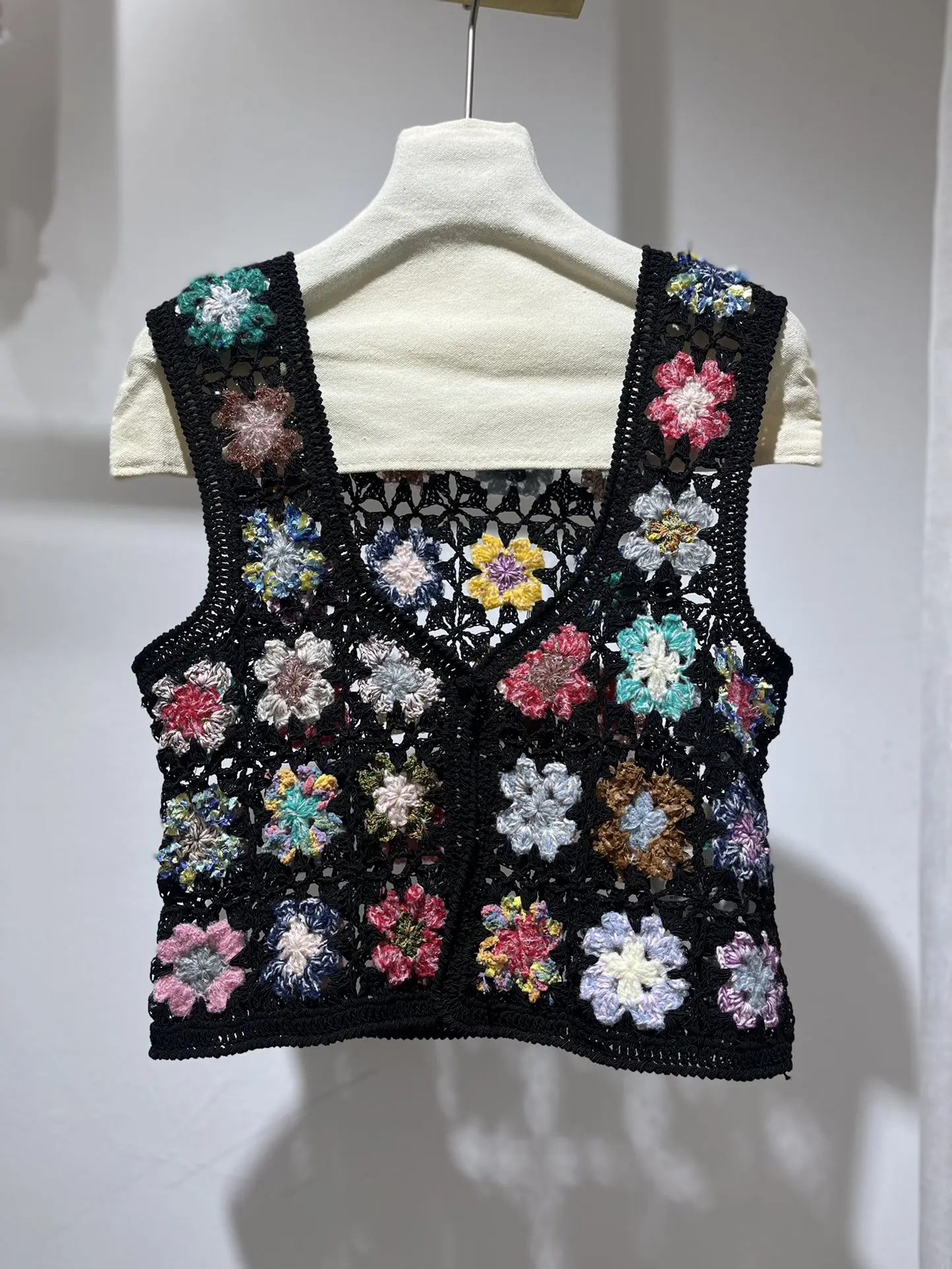 

Women Handmade Crochet Flower Sleeveless Knitted Vest Top