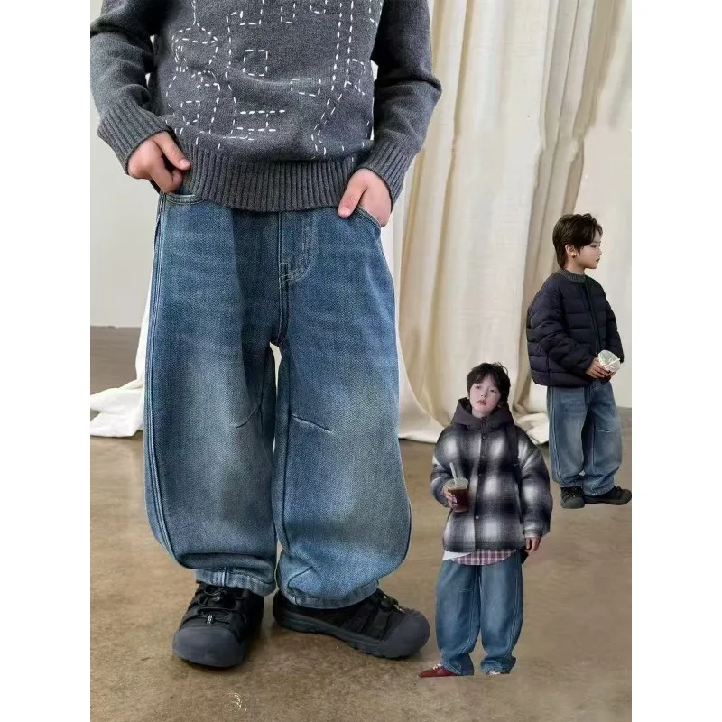 

Свободные джинсы для мальчиков, детские плюшевые корейские брюки, крутые и теплые брюки, новые зимние джинсы в стиле пэчворк для мальчиков 2025 года.