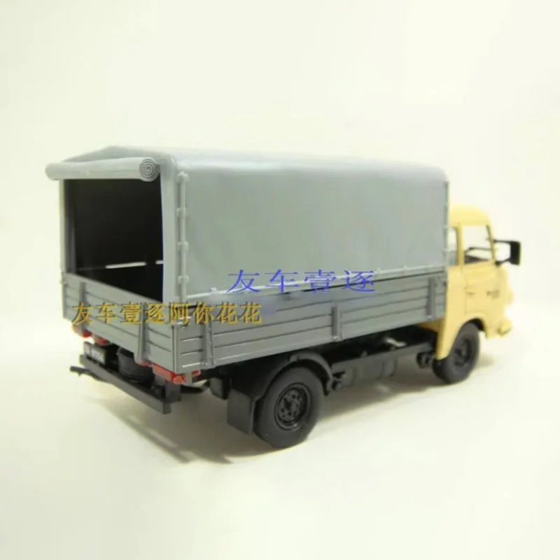 IST 1:43 Scale BARKAS B1000 HP Van Alloy Simulation Car Model Classic Adult Collection Static Display