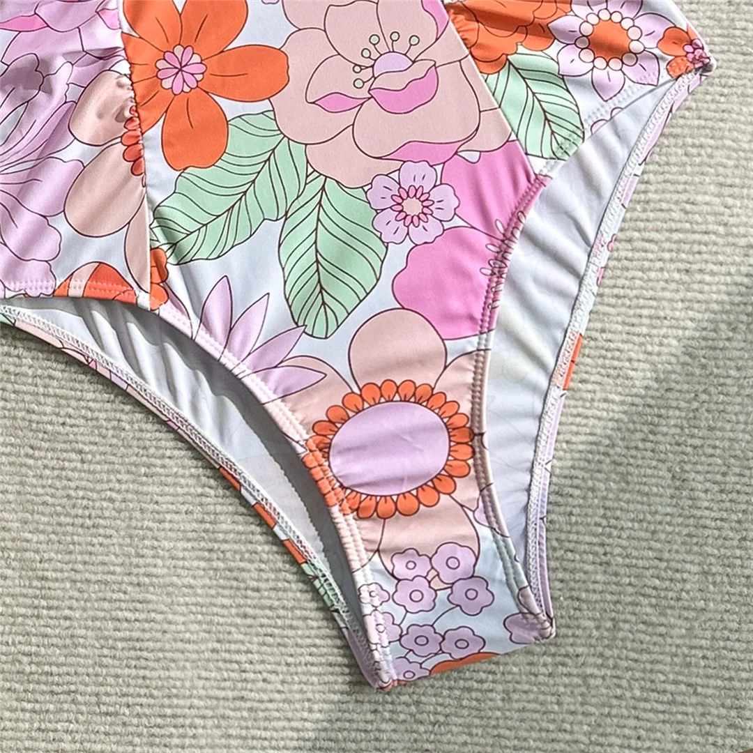 Blumenmuster, langärmelig, einteiliger Badeanzug für Damen, mit Reißverschluss, geraffter Schnitt, Badebekleidung, Badeanzug, Modell V7973. – Detail 11
