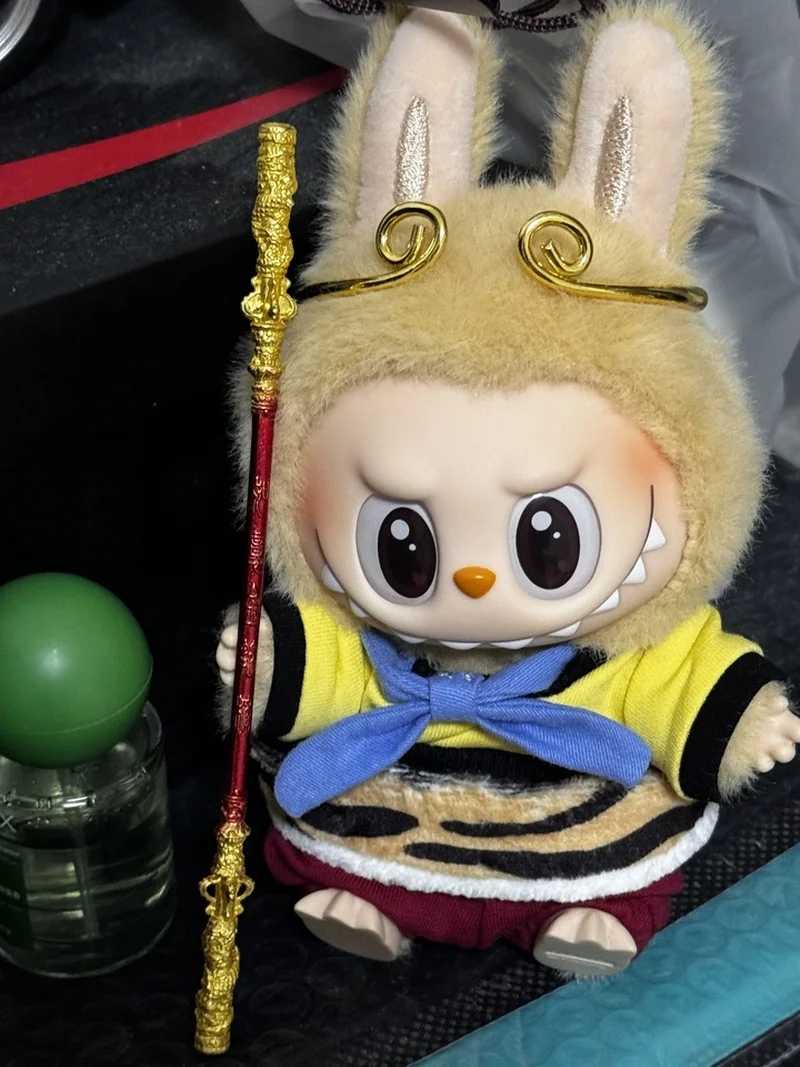 17 centimetri Vestiti Per Labubu Seduto Vestiti Del Partito Bambola di Stoffa Sun Wukong Piccoli Animali Labubu Vestito In Vinile Vestiti della Bambola Kawaii giocattoli
