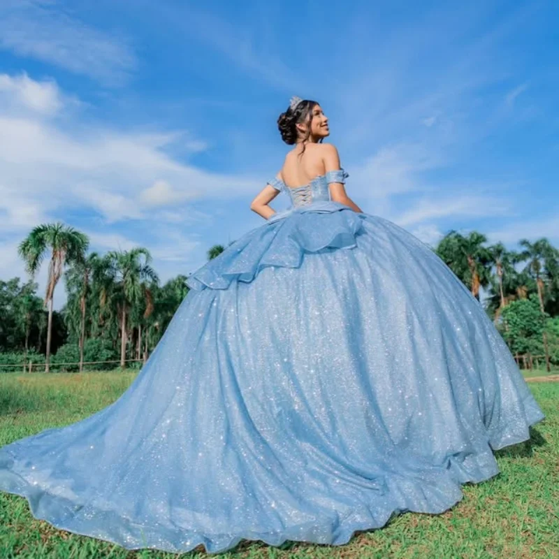 فستان Quinceanera باللون الأزرق السماوي اللامع مكشوف الأكتاف من الدانتيل اللامع بفيونكة طويلة وذيل طويل فيستدوس دي 15 Quinceanera تخصيص #6