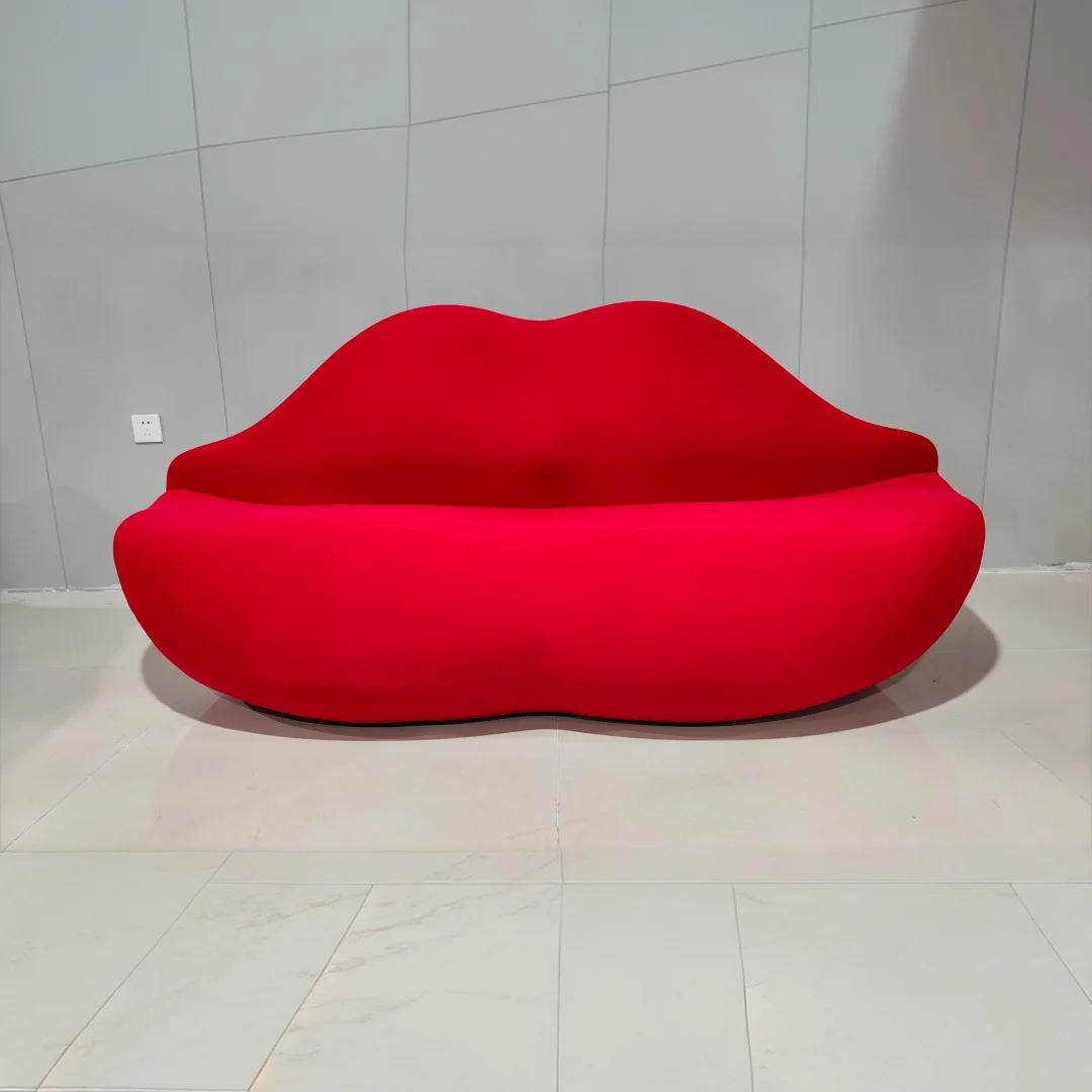 クリエイティブな特殊形状の服飾店 婦人服店 休憩所 受付 美容室 赤い唇 ファッションスタイリング ソファ