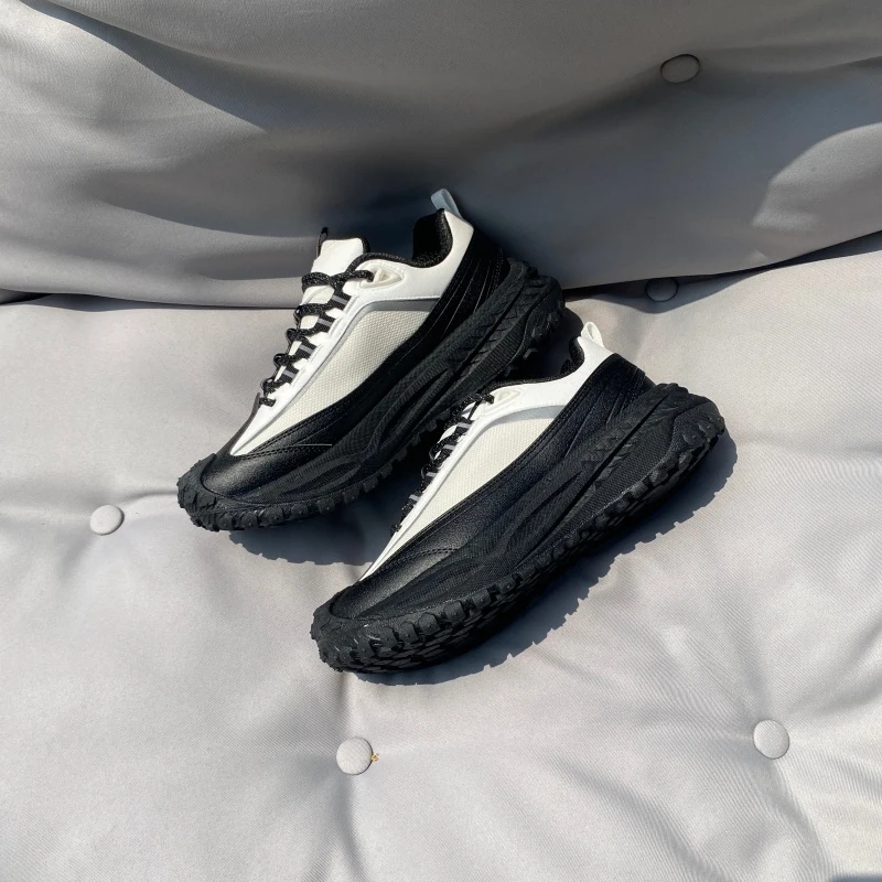 

Мужские кроссовки в стиле color block с черно-белым дизайном, на толстой подошве, для активного отдыха, функциональные, противоскользящие и износостойкие.