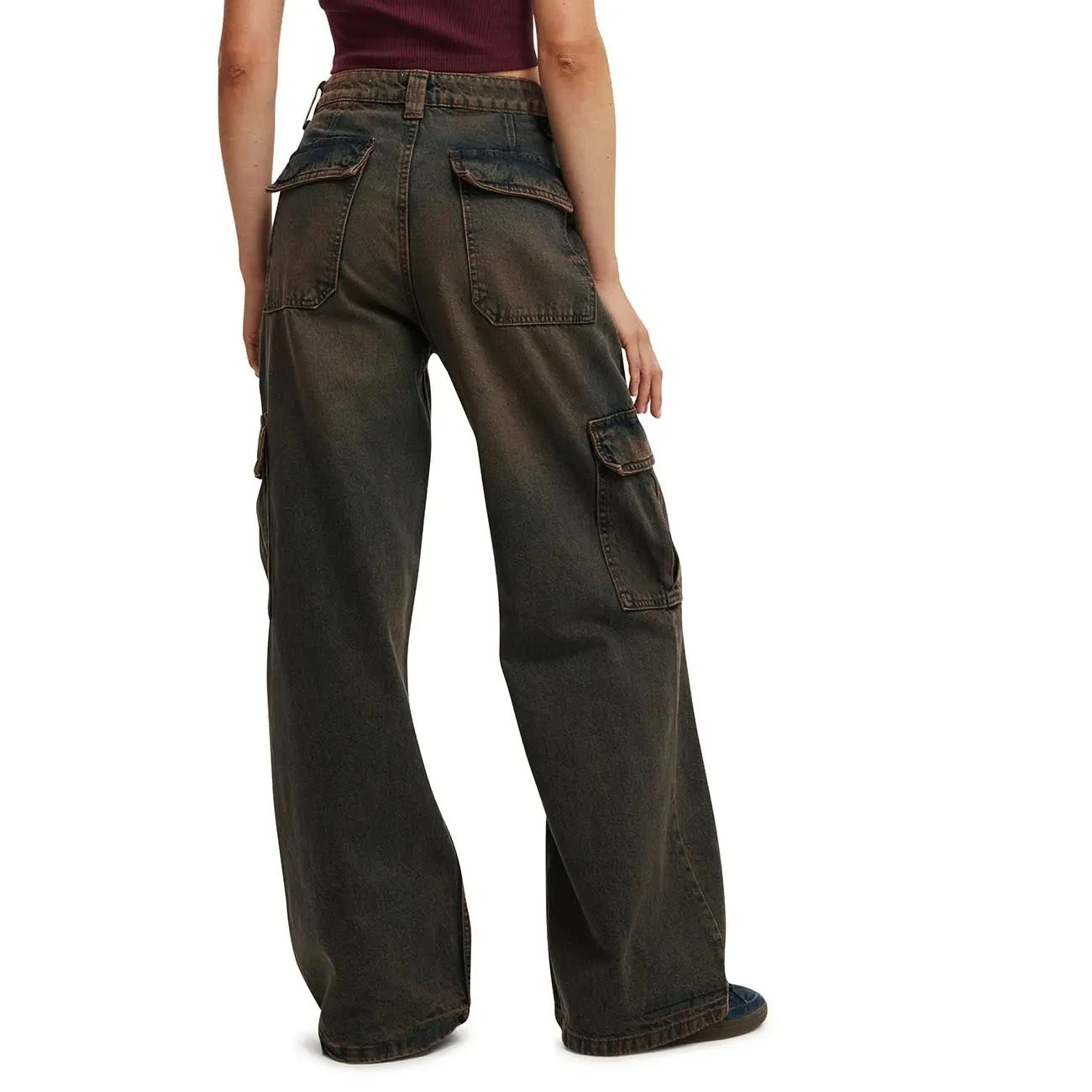 Loose Fitting Light Blue Cargo Jeans for Women Featuring Multiple Pockets Relaxed Fit Comfortable Outdoor Pants
