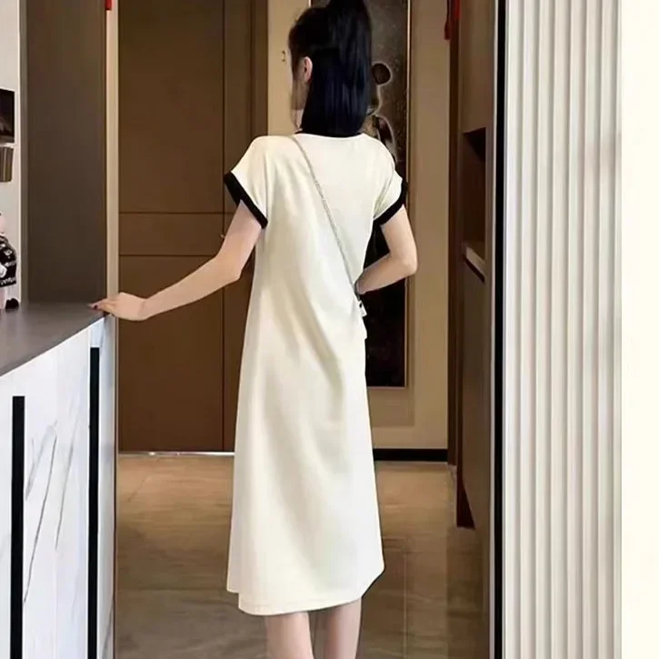 เดรสผ้าไหมน้ำแข็งแขนสั้นสำหรับฤดูร้อน ชุดลำลองสำหรับผู้หญิง สวมใส่สบายๆ ในบ้าน ดีไซน์ผ่าข้างยาว ทรงเข้ารูป พิมพ์ลายตัวอักษร แฟชั่นทันสมัย