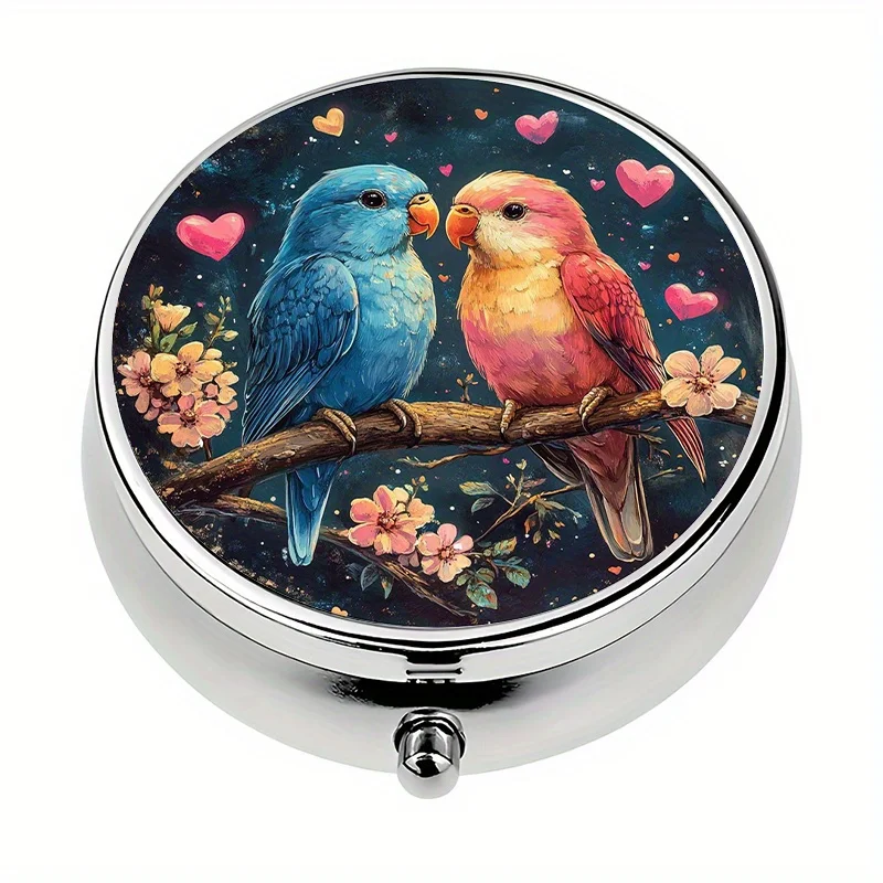 Single-piece travel case, 3-compartment design, featuring two lovebirds design, vitamin storage box, can be used as a handbag decoration, portable storage bag and wallet, also suitable as a travel gift, uses flat printing technology, flat design