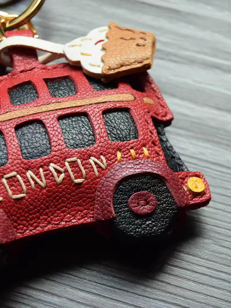 Handgefertigter Vintage Leder-Anhänger in Form eines roten Londoner Doppeldeckerbusses mit Gebäck-Akzent – Stilvoller Anhänger für Handtaschen & Rucksäcke – Detail 3