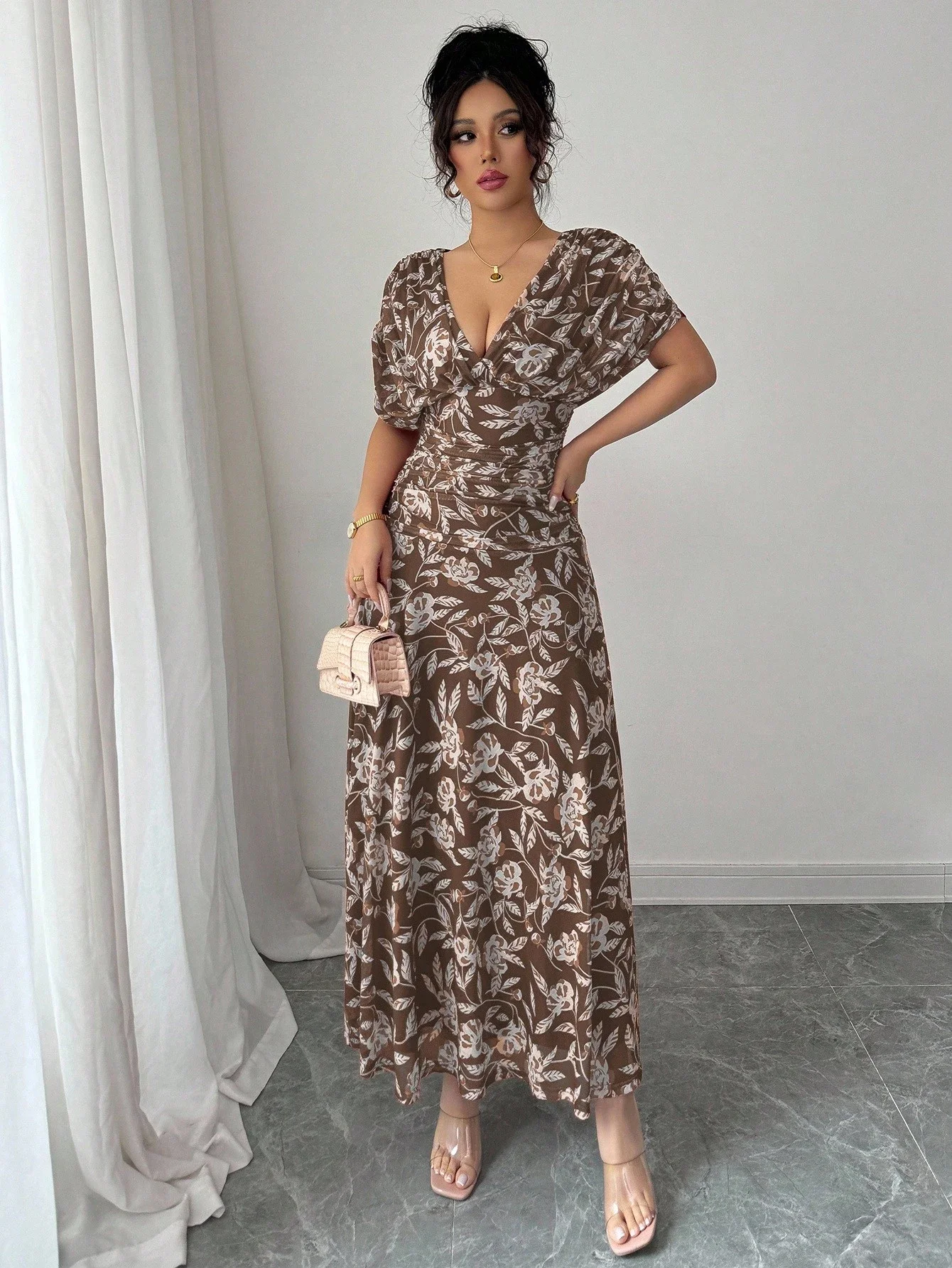 

Элегантное макси-платье А-силуэта с V-образным вырезом, спущенными плечами, драпировкой и цветочным принтом, свободного кроя, для пляжных вечеринок