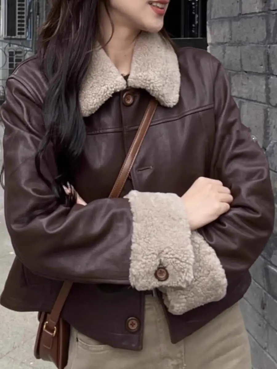 Brauner Retro-Stil aus Baumwollleder, kurz, Motorradbekleidung, Lammfell-Ledermantel, Damen-Herbst-Winter-Einreiher, PU-Mantel