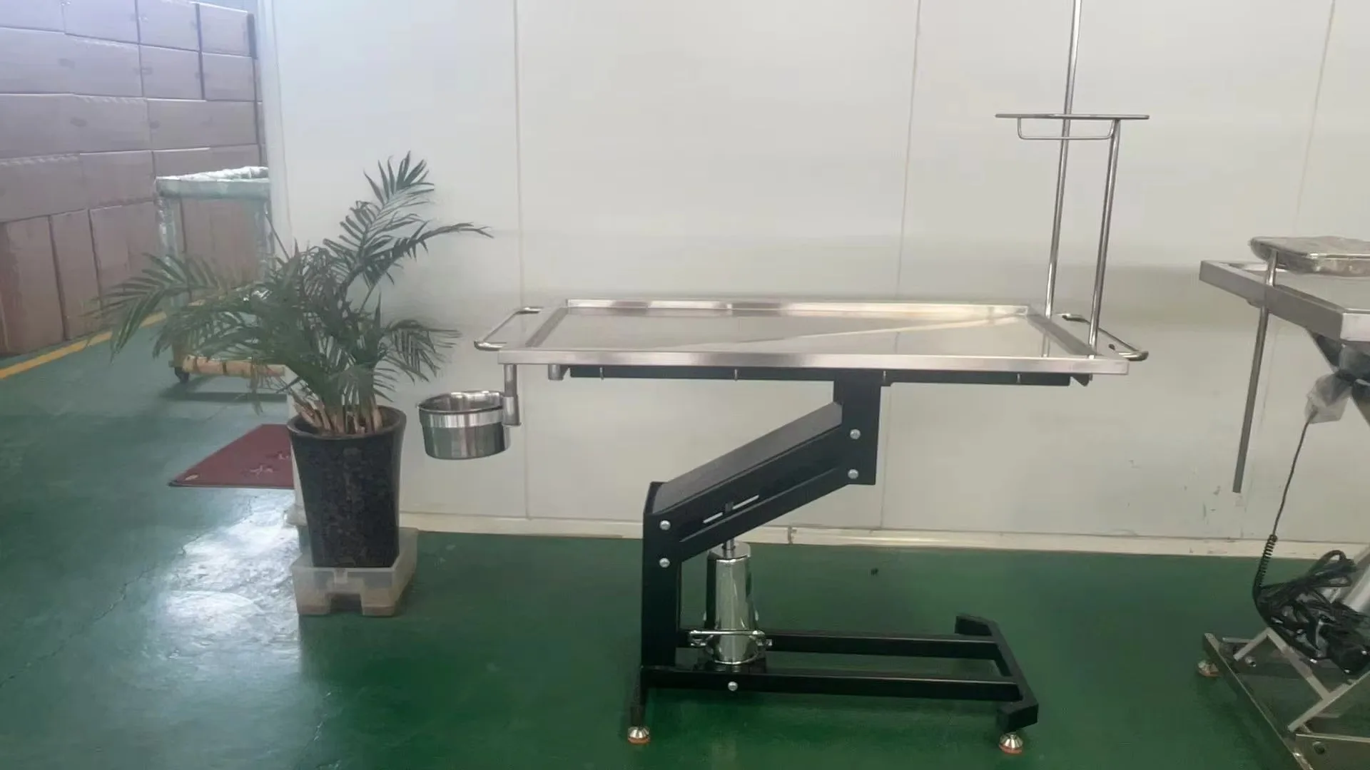 Compact Hydraulic Surgery Table for Pets - Stainless Steel Vet Operating Table with Foot Pedal & Drainage Mesh