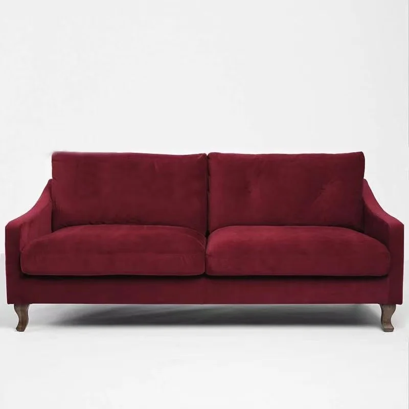 Burgundowa nostalgiczna aksamitna prosta mała mieszkanie podwójna potrójna sofa retro u rodziny goszczącej w domu