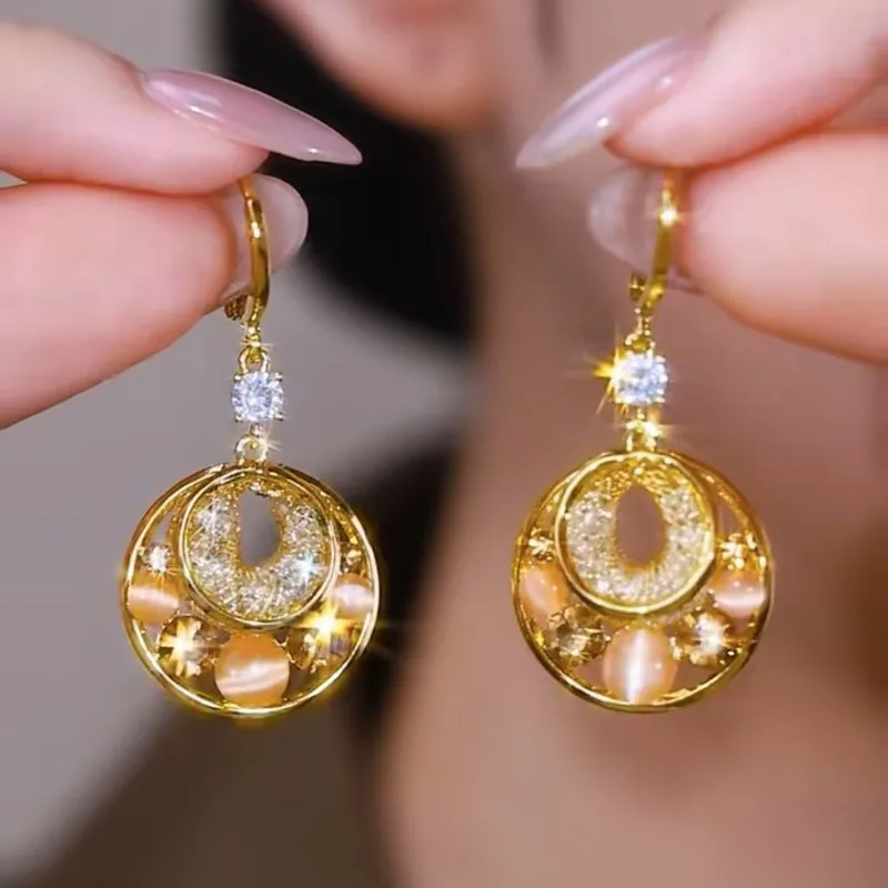 

Luxury-inspired circular green diamond-studded stud earrings 2025 new season must-have fashion accessory