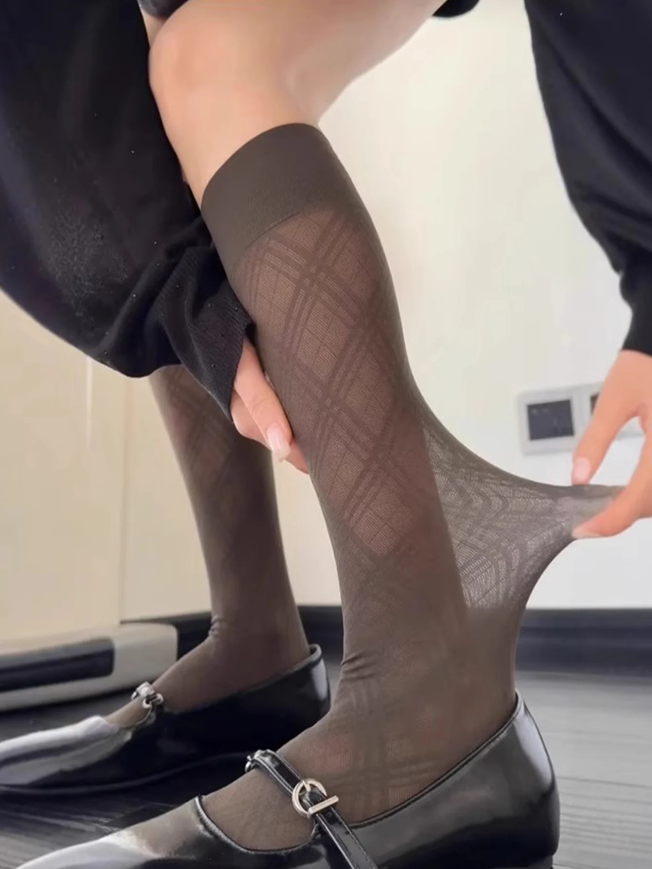 

Lingge patterned tea brown calf stockings paired with Mary Jane shoes French slimming long socks