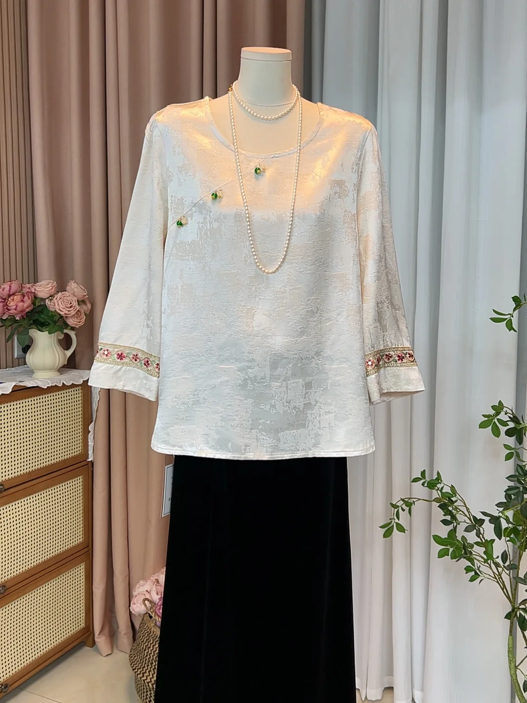 

Новая китайская блузка с вышивкой и цветочным узором, женская, свободного кроя, с рукавом 3/4, круглым вырезом, универсальный топ, весна 2026, модная коллекция