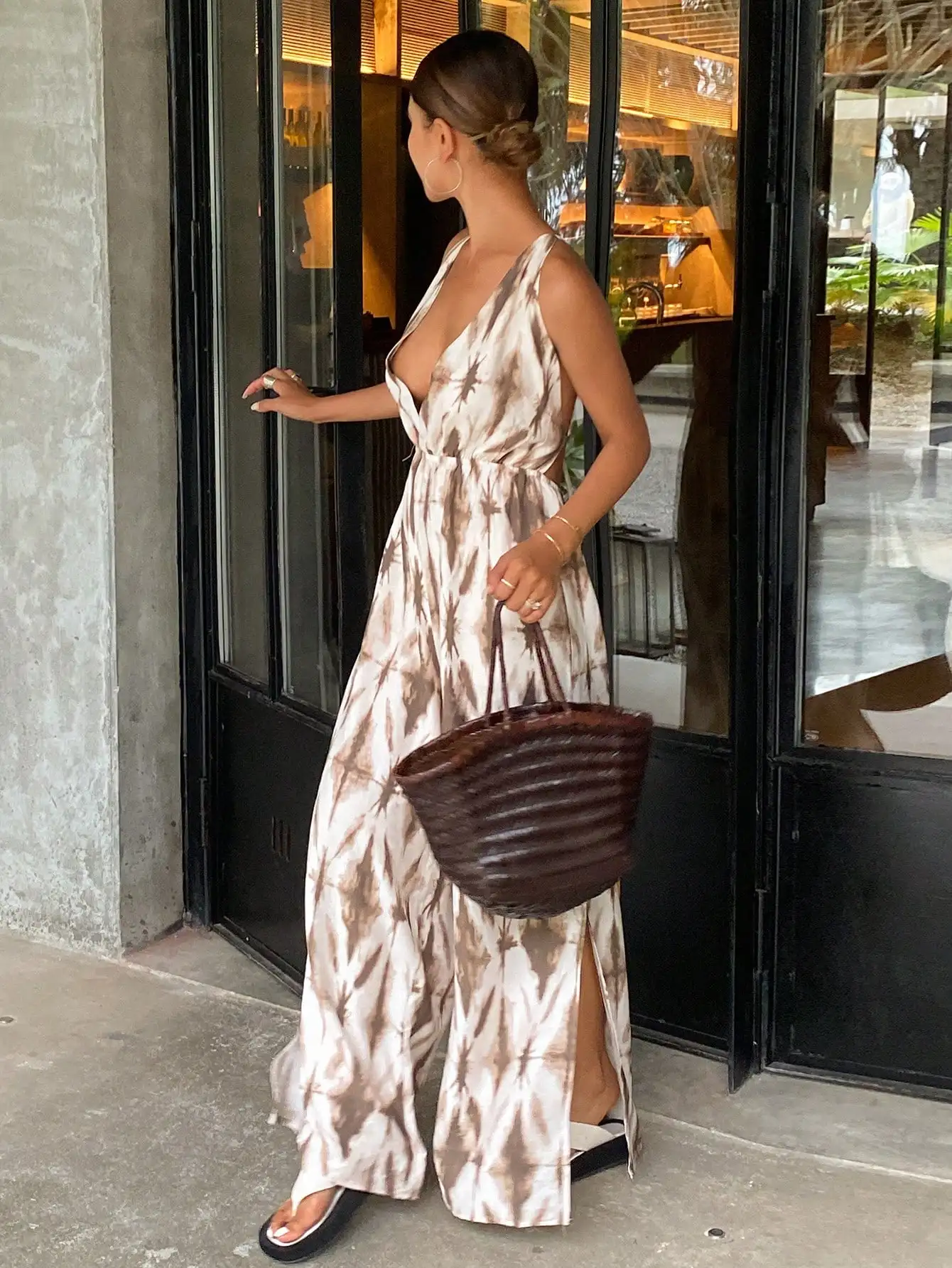 

Женский комбинезон с глубоким V-образным вырезом на спине, без рукавов, с разрезом и открытой спиной