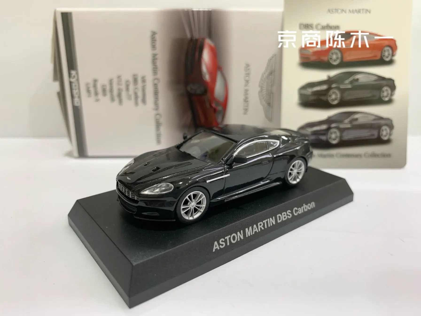 

Коллекция карбона KYOSHO Aston Martin DBS из литого сплава, декоративная модель автомобиля, игрушки, 1/64