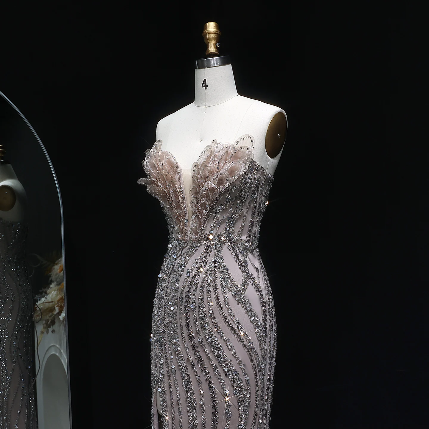 Sharon Said Luxuriöses trägerloses Abendkleid in Karamellfarbe, stark perlenbestickt mit hohem Seitenschlitz, formelle Partykleider für Damen SS133 Maßanfertigung – Detail 6
