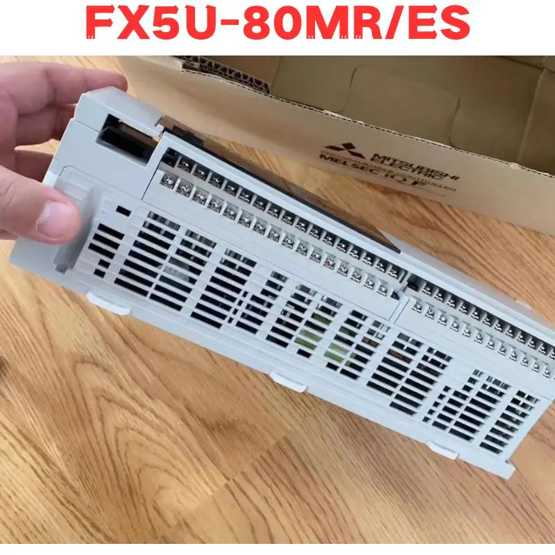 FX5U-80MR/ES Совершенно новый и оригинальный Φ/ES FX5U 80MR ES PLC