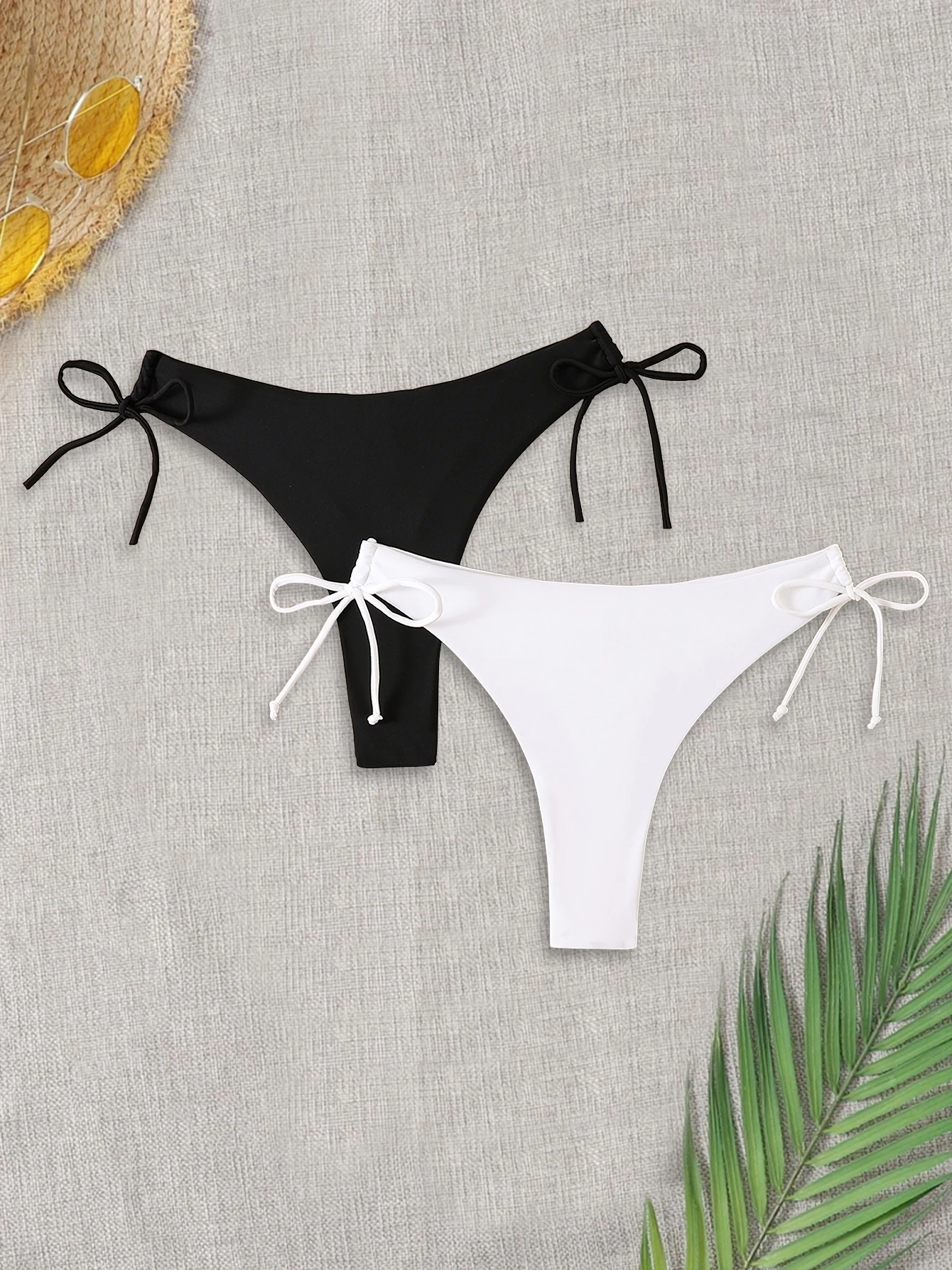 

Pure black and white triangle bikini bottoms, side tie, simple design, adjustable size, can be paired with various bikini tops.