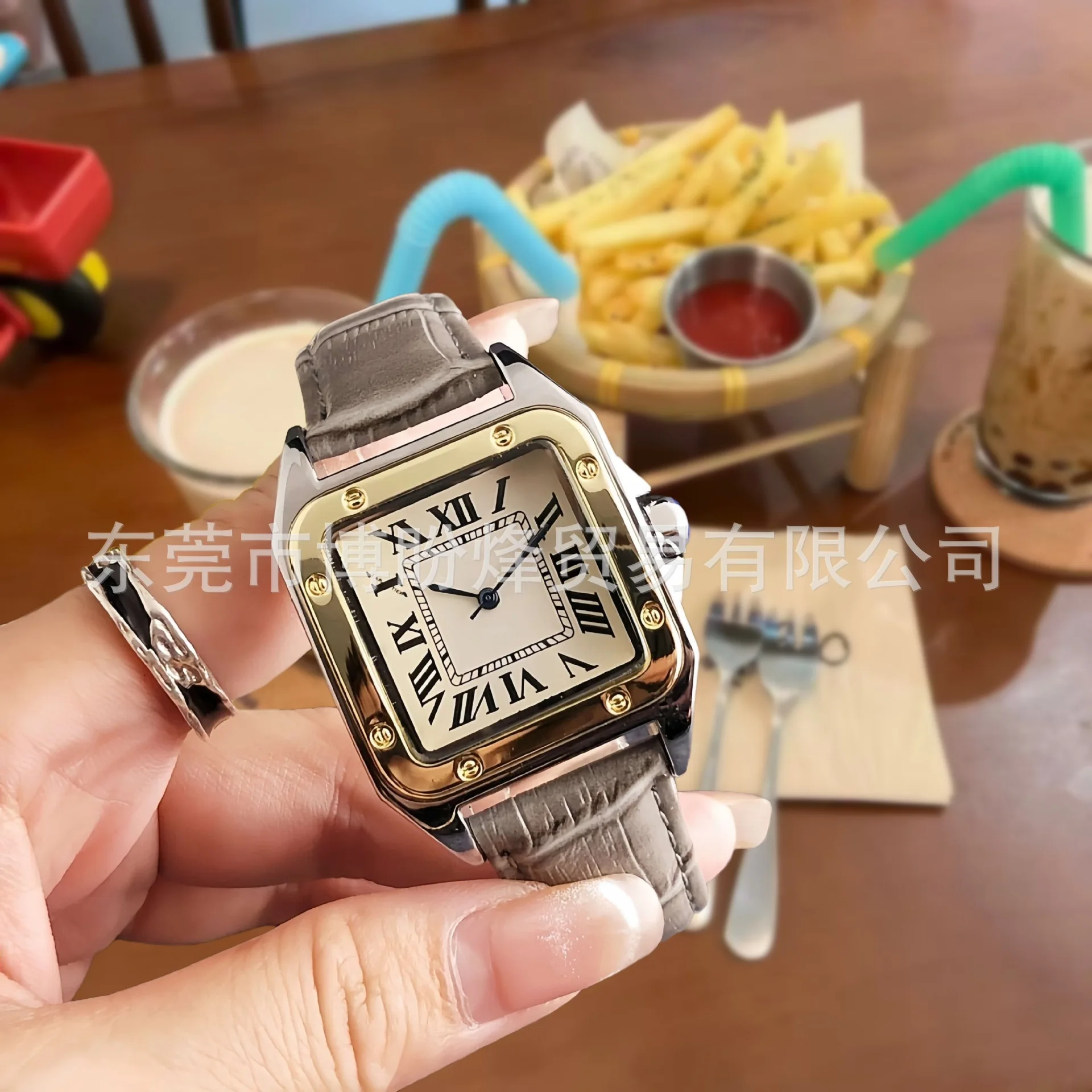 ساعة نسائية أصلية فاخرة مصممة بعلبة مربعة جديدة وبسيطة وأنيقة وحركة كوارتز ذات مظهر عالي وجودة عالية