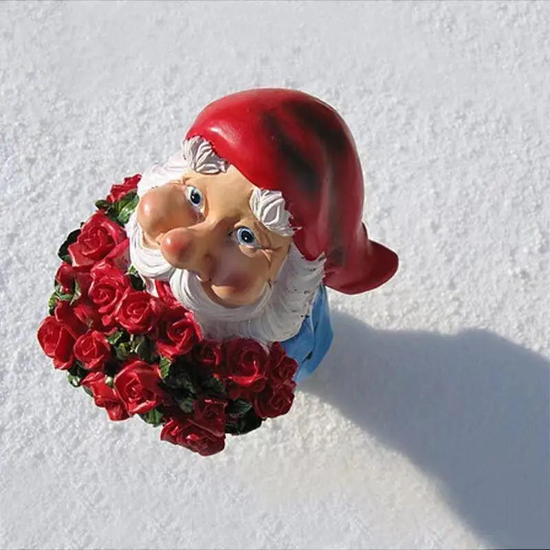 Resin Gnome Garden Statue Decoration Gnome With A Bunch Red Roses Sculpture Christmas Ornament Outdoor Landscape Figurine Decor