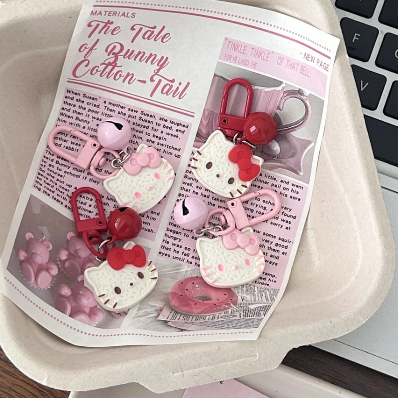 Neuer Hello Kitty Schlüsselanhänger, niedlicher Cartoon-ABS-Anhänger mit bunten Outfits, zufällige Stile für Taschen, Weihnachtsfeier-Geschenke