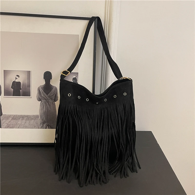 

Женская сумка через плечо в стиле ретро, большая вместительная замшевая кожаная винтажная сумка-мессенджер, однотонная сумка-саквояж с бахромой, сумка в стиле вестерн, сумка-ковбой