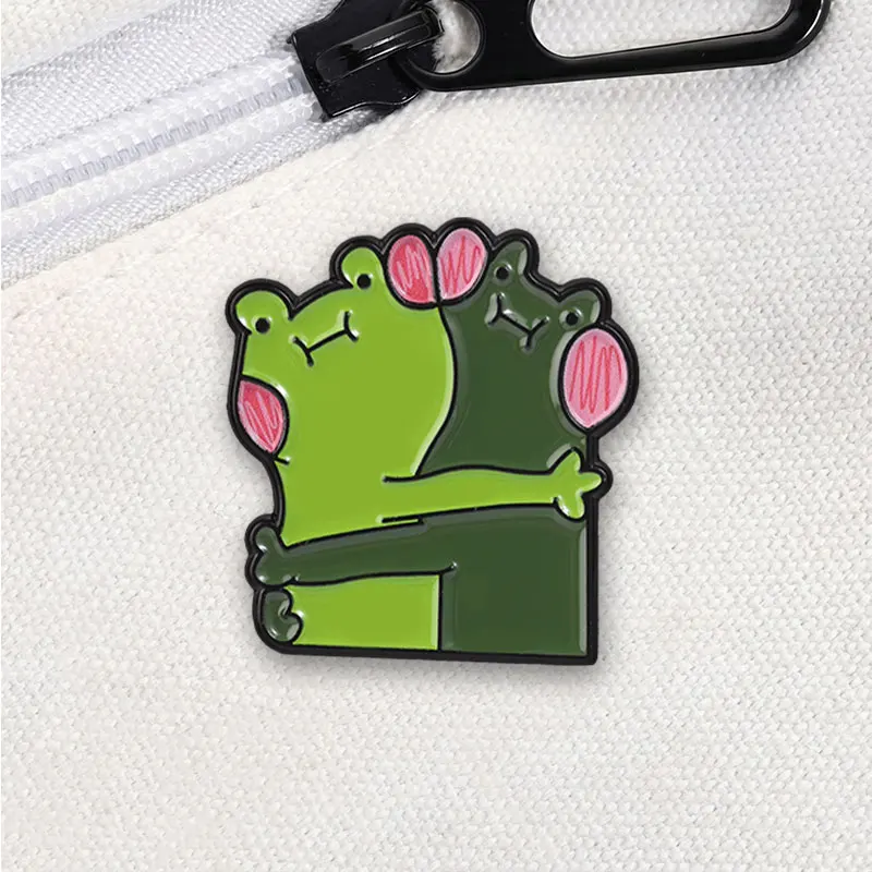 Niedliche Umarmende Frosch-Emaille-Anstecknadel Zweifarbiger Grüner Ton Rosa Rouge Cartoon-Tier-Brosche Reversnadel für Kleidungsdekoration – Detail 4