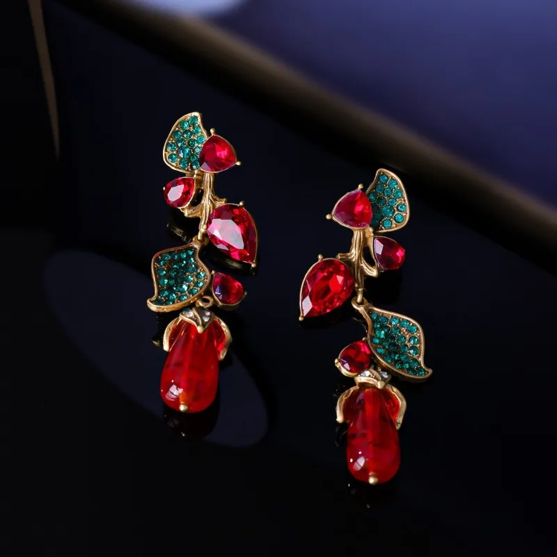 

Ретро-элегантные серьги-гвоздики с драгоценными камнями в форме фруктов, нишевый модный дизайн, винтажные серьги-гвоздики в средневековом стиле с листьями