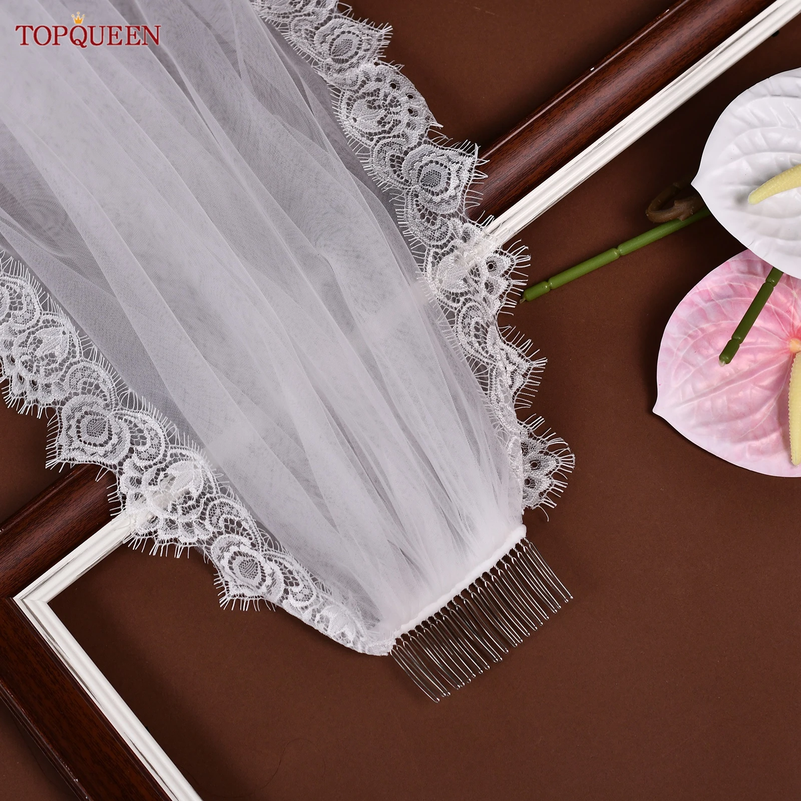 TOPQUEEN أنيقة الدانتيل طرحة زفاف رمش الدانتيل حافة كريم أبيض 1-Layer الحجاب اكسسوارات الزفاف مع مشط للتخصيص V318