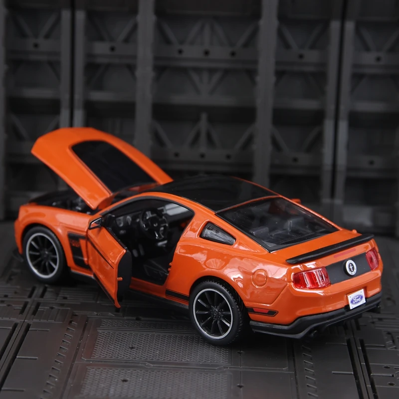 Maisto 1:24 simulation Ford Mustang Boss 302 alloy car model doors and hood can be opened suitable for collection