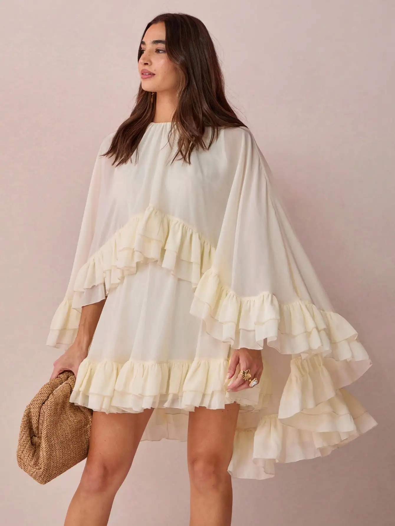 Romantisches Damen-Minikleid mit cremeweißem Cape und Rüschensaum, süß und elegant