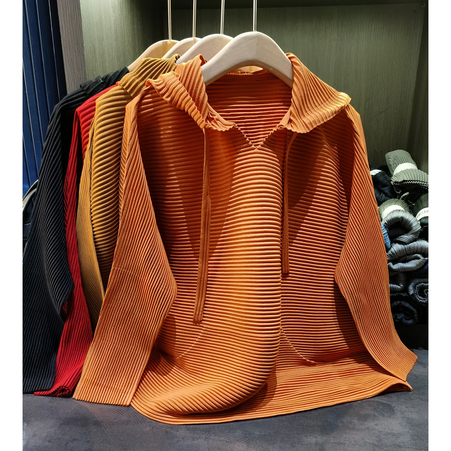 

Miyake плиссированная весенняя новая толстовка с капюшоном на шнурке, темпераментный пуловер, свободная однотонная плиссированная блузка с рукавами «летучая мышь», женская