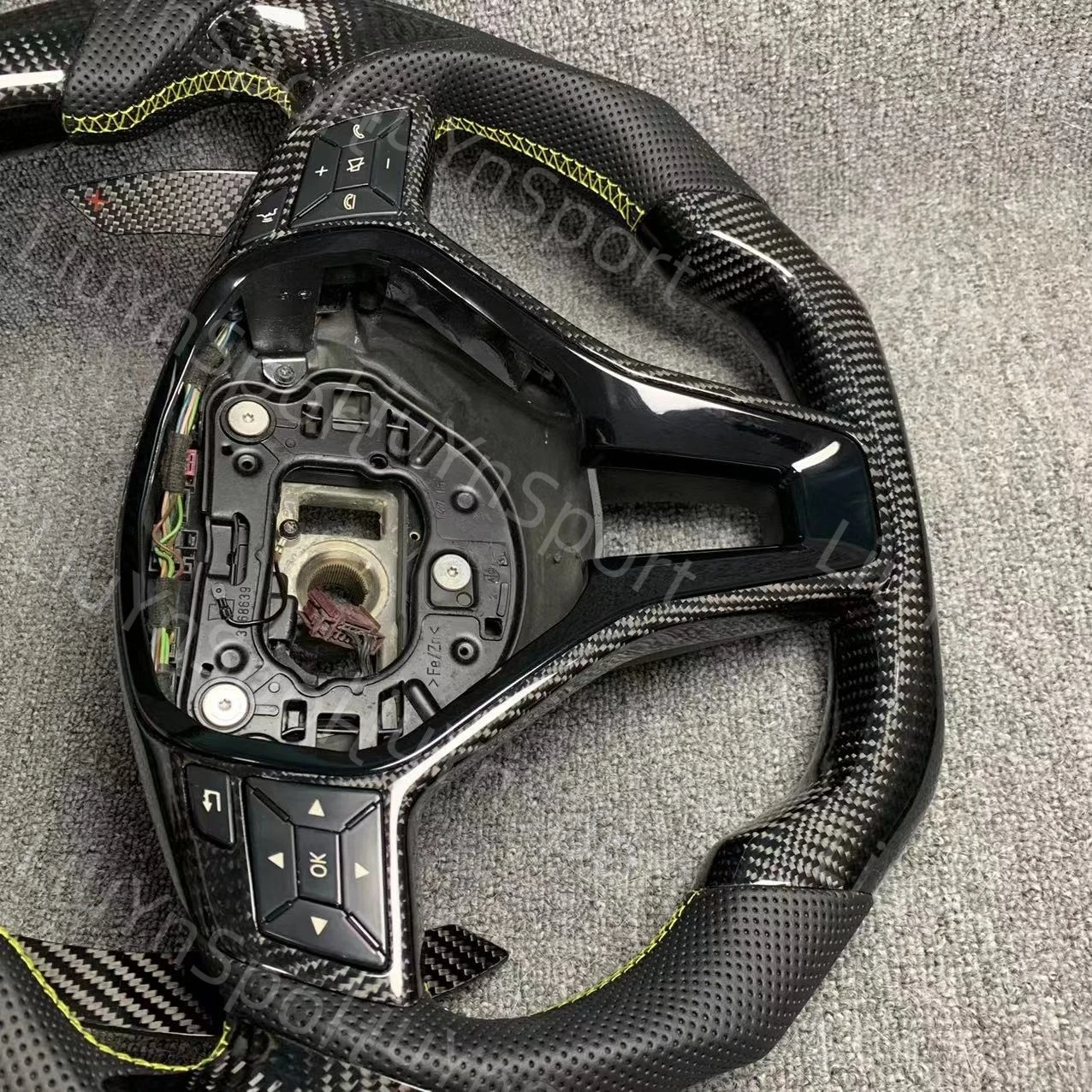 Kohlefaser-Lenkrad mit schwarzen Paddelschalthebeln für Mercedes-Benz GLA GLC GLE CLA AMG GLK GLS W204 W218 – Detail 5