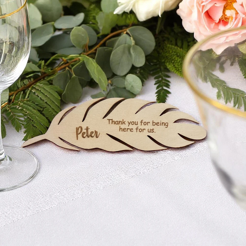 

10/30/50 шт. персонализированные свадебные карточки с перьями, индивидуальное имя гостя, бирки, деревянный маркер для сиденья, деревенские украшения для стола