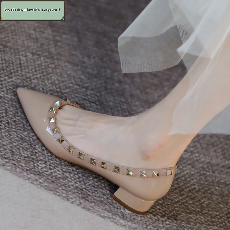 

Женские туфли на плоской подошве с острым носком, осень 2022, платье с неглубоким носком и заклепками, модная обувь на плоской подошве, удобная уличная повседневная обувь из лакированной кожи