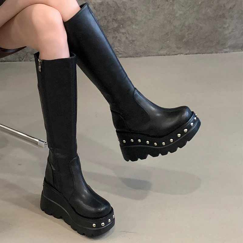 

Черные высокие сапоги на танкетке 10 см, готическая обувь на платформе, женские зимние высокие сапоги до колена с круглым носком и заклепками, тренд 2025