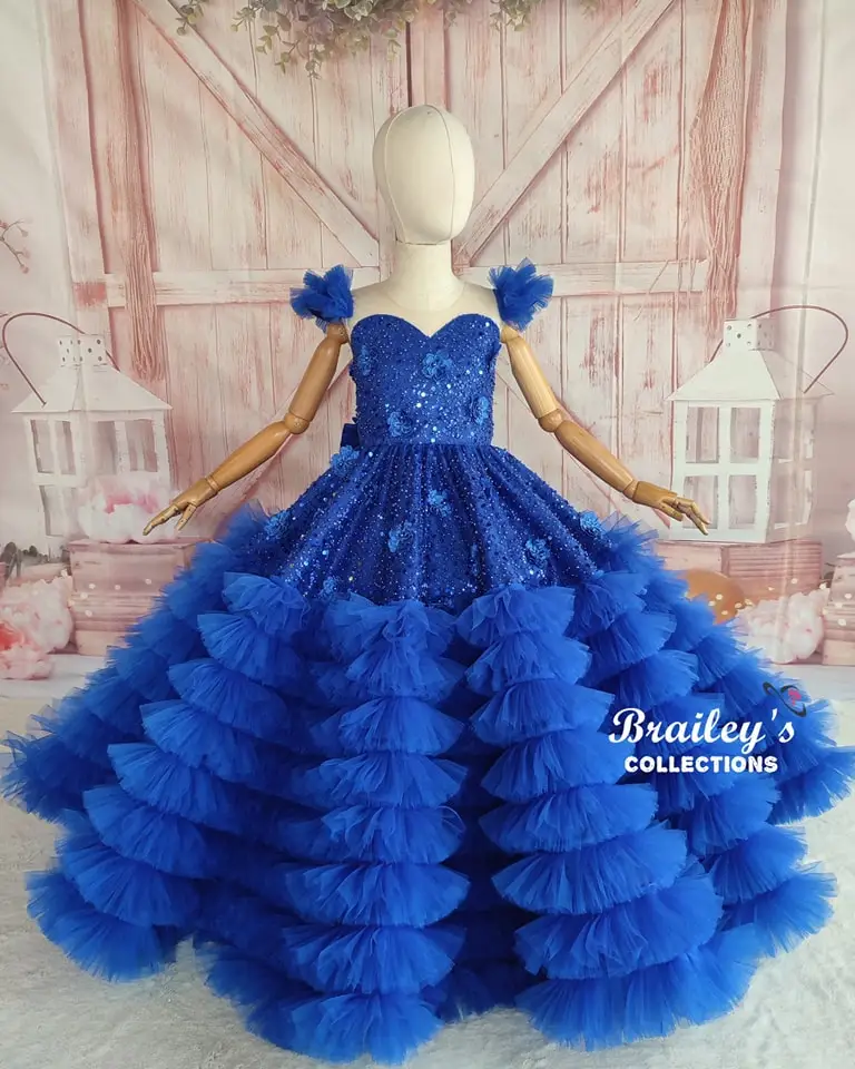 Sukienki na konkurs piękności dla dziewczynek w kolorze królewskiego błękitu, sukienki dla dziewczynek sypiących kwiatki na wesele, szyte na miarę cekinowe sukienki dla dzieci z falbankami na przyjęcie urodzinowe.