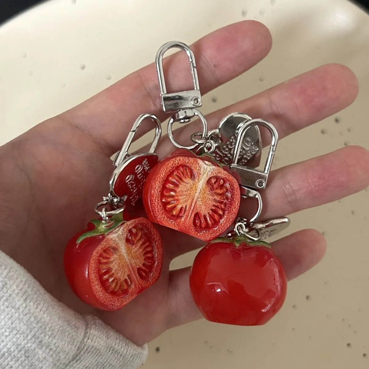 Llavero 3D de tomate rojo, colgante de resina con forma de fruta, bonito adorno para funda de teléfono/bolso, regalo de cumpleaños ideal para mujeres y niñas