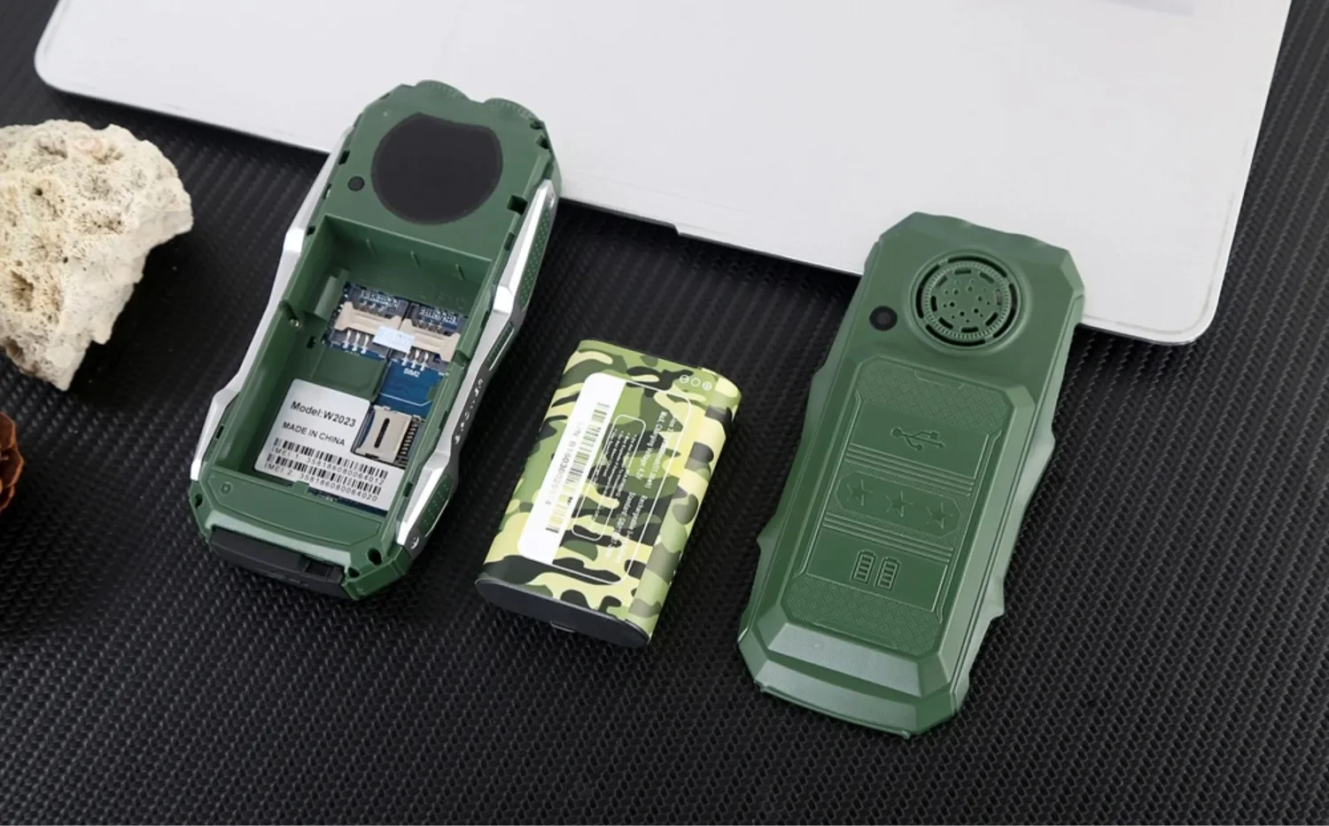 Tani, solidny telefon z dużą baterią, przyciskami, szybkim wybieraniem, 3 SIM, głośnym głośnikiem, dwoma latarkami, GSM 2G, dużym wyświetlaczem, wytrzymały telefon dla seniora.