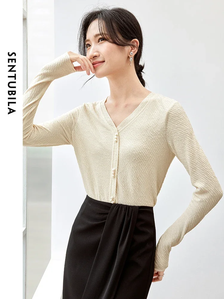 SENTUBILA المرأة الملمس سترة مشغولة من الصوف 2025 الربيع مستقيم اللؤلؤ زر الخامس الرقبة طويلة الأكمام Comt أعلى 143H56832