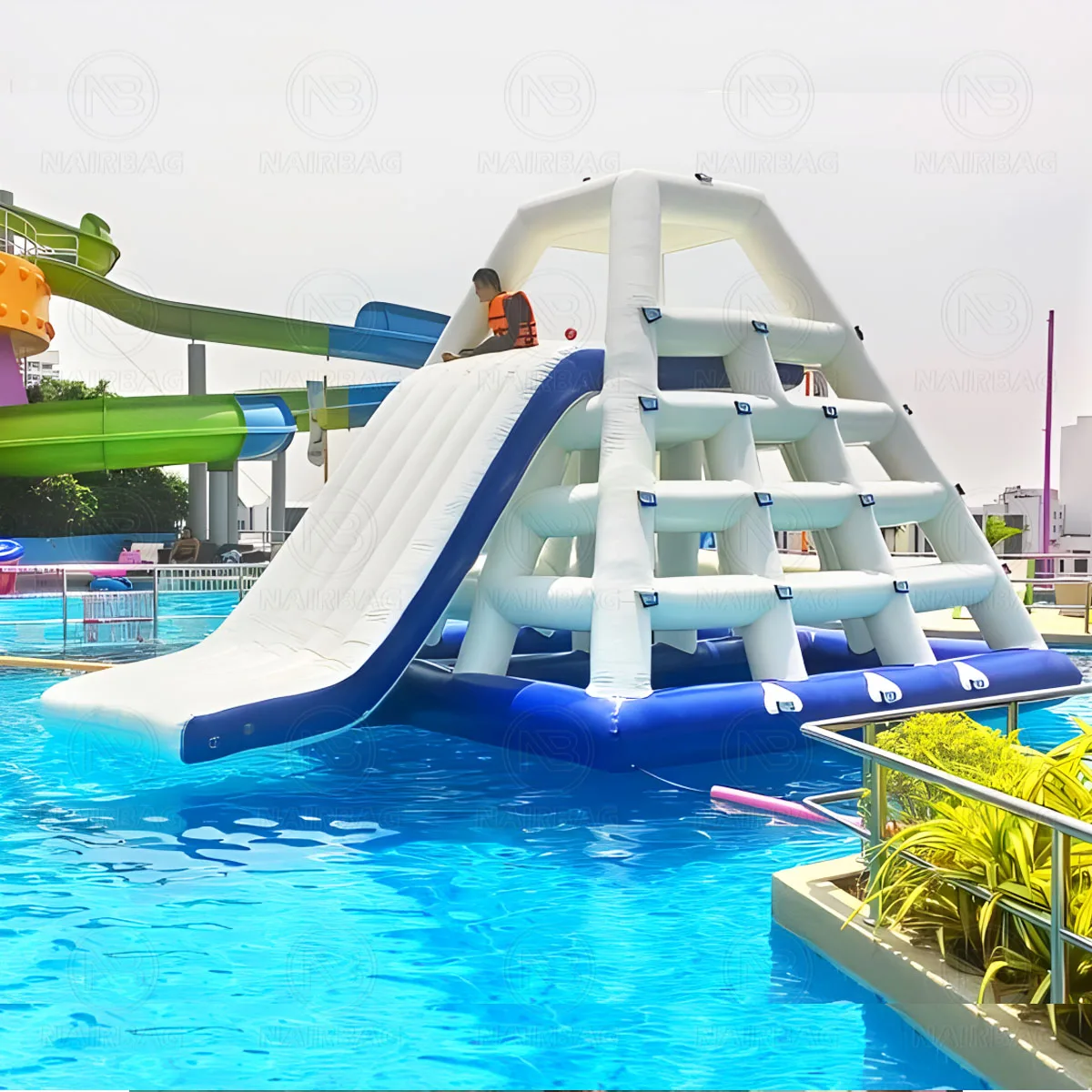 Torre per immersione Torre da arrampicata Combo Parco acquatico per interni ed esterni Giocattoli Nuoto Scivoli d'acqua galleggianti Torri gonfiabili per saltare in acqua