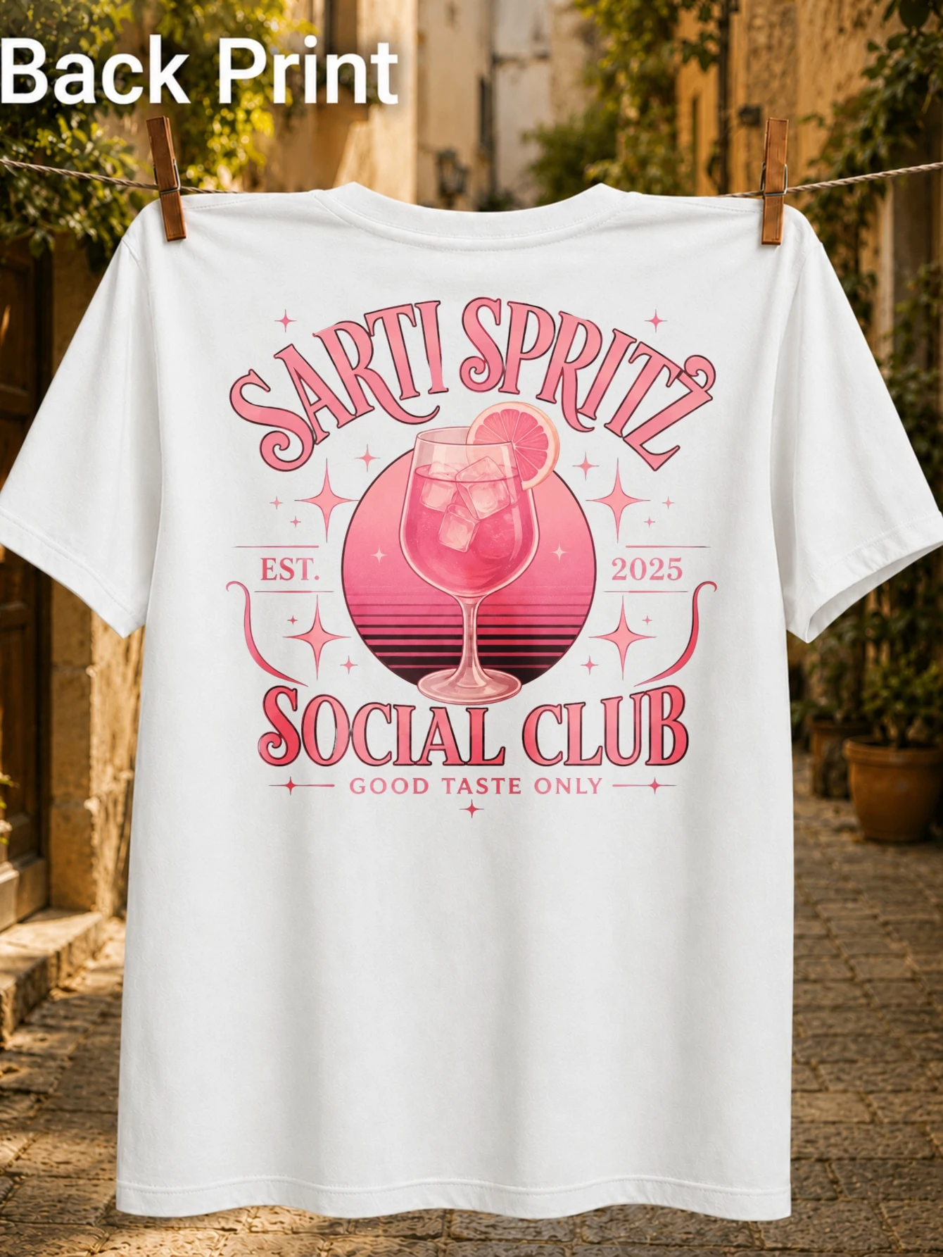 Sarti Spritz Social Club Est 2025 T-shirt unisexe rose rétro avec motif coucher de soleil circulaire, étoiles scintillantes et lounge cocktail