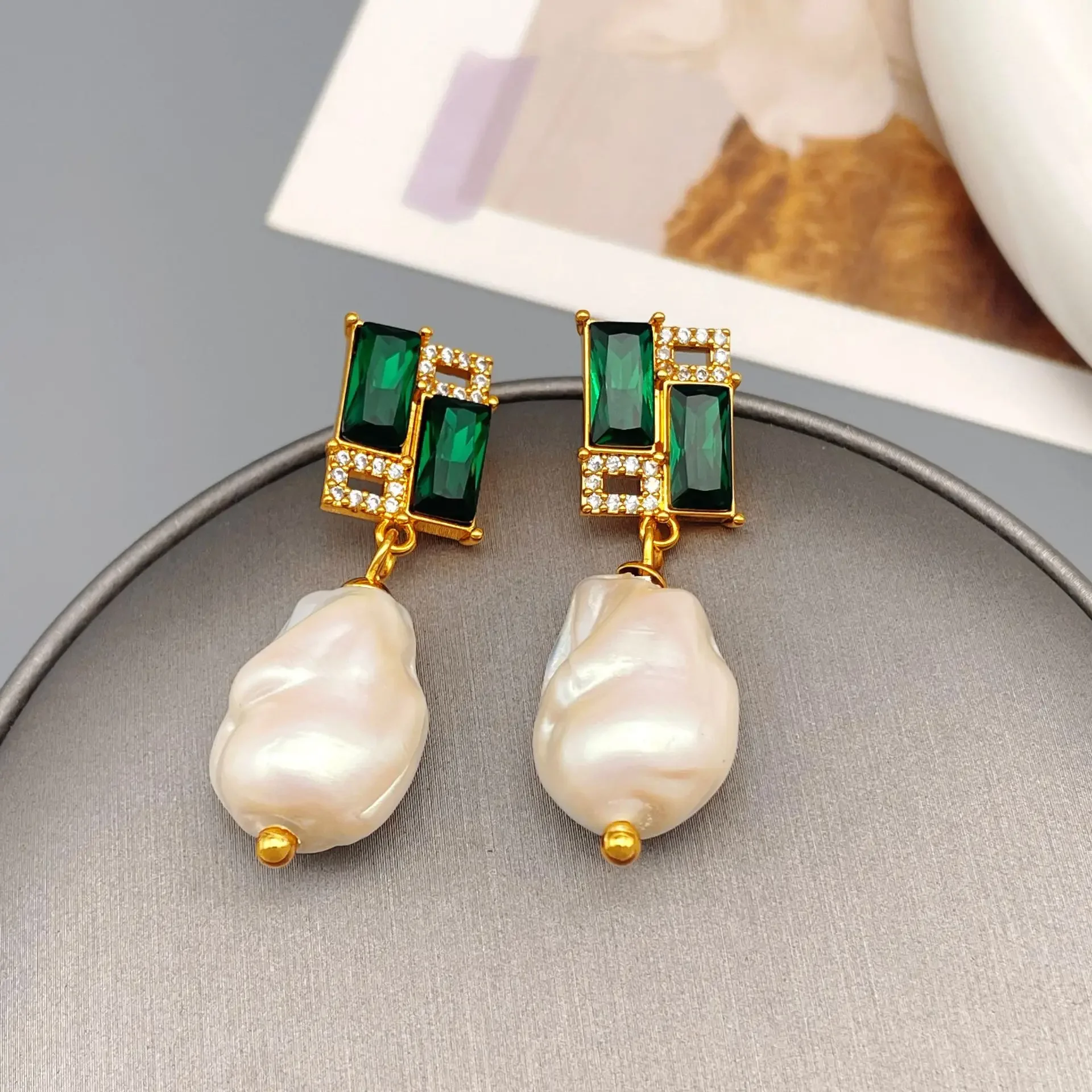 

French retro pearl inlaid emerald gem earrings, fashion design sense, exquisite temperament earrings