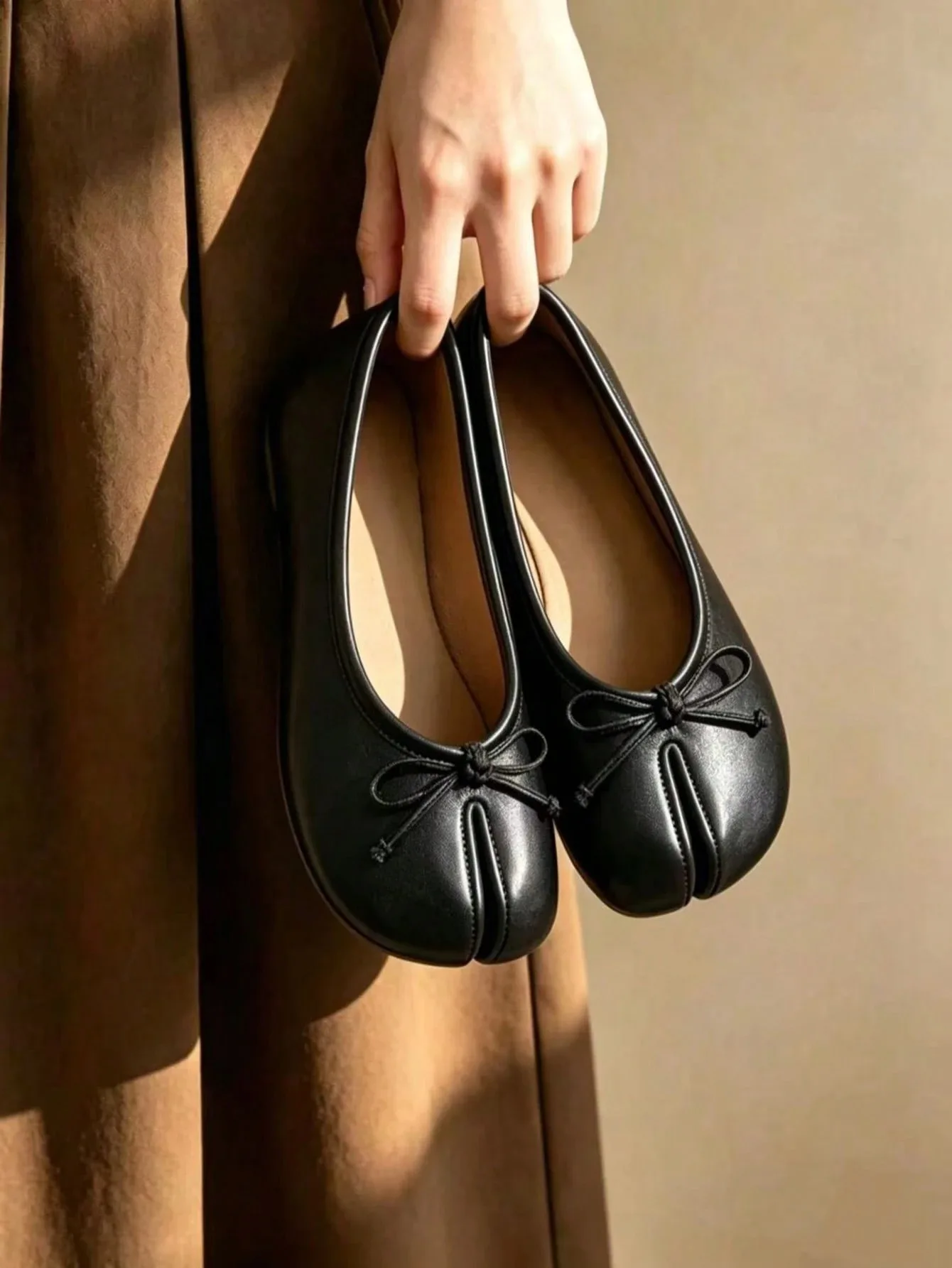Women Tabi Split‑Toe Ballet Flats Spring Slip‑On Shoes Vintage Soft PU Leather Lightweight Casual Loafers Walking Dress Shoes